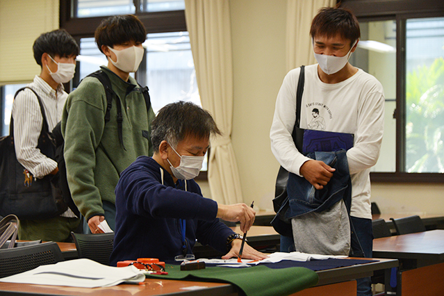 学生の書の添削をしながらコミュニケーションを図る瀨川准教授