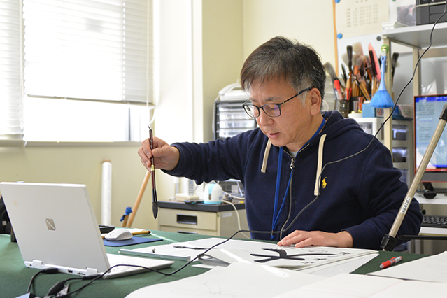 撮影に応じる瀨川准教授