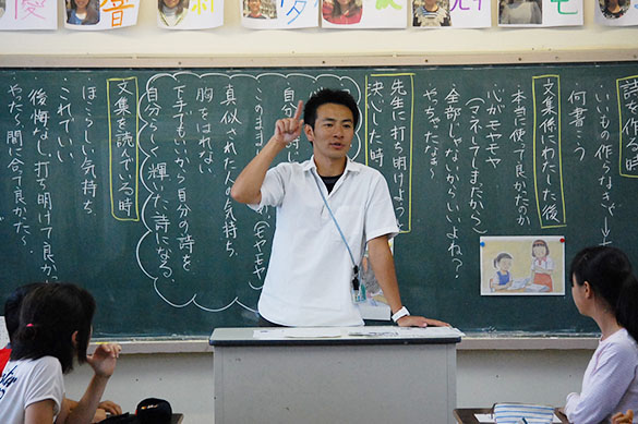 国語の授業を行う田中さん