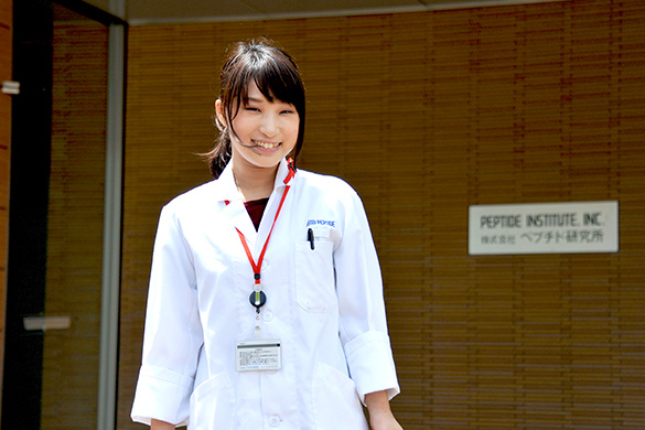 撮影に応じる河上さん