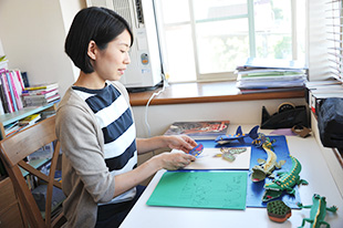 制作活動に取り組む秋山さん