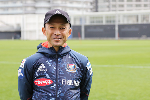 グラウンドで撮影に応じる松原さん