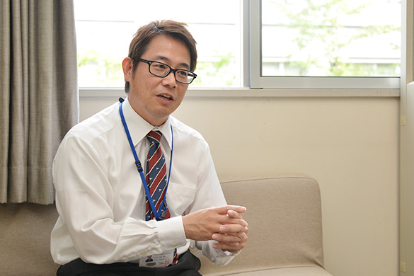 インタビューに応じる小崎准教授