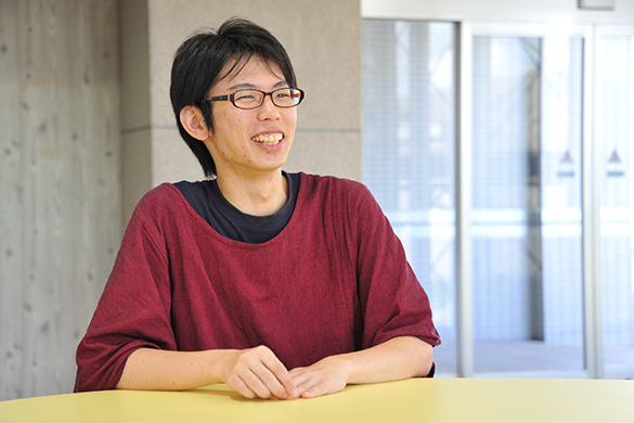 撮影に応じる浜松さん